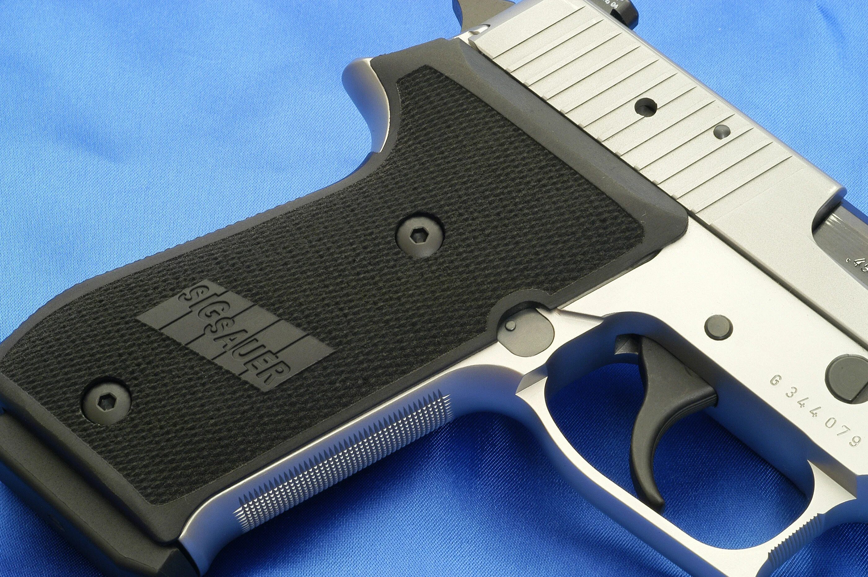 Пистолет sig-sauer p220 combat. Sig sauer p220. Sig p220. Зиг зауэр 220. Sig p220.