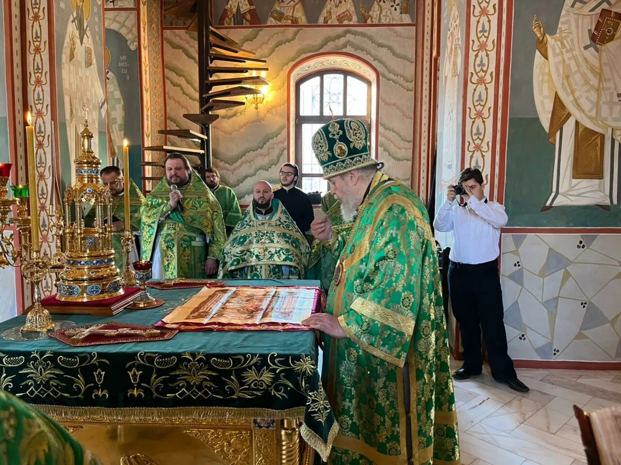 Расписание служб в гуслицком. Гуслицкий спасо-преображенский мужской монастырь иконы. Гуслицкий спасо-преображенский монастырь. Казаки на подворье монастыря мурманск. Расписание служб в гуслицком.