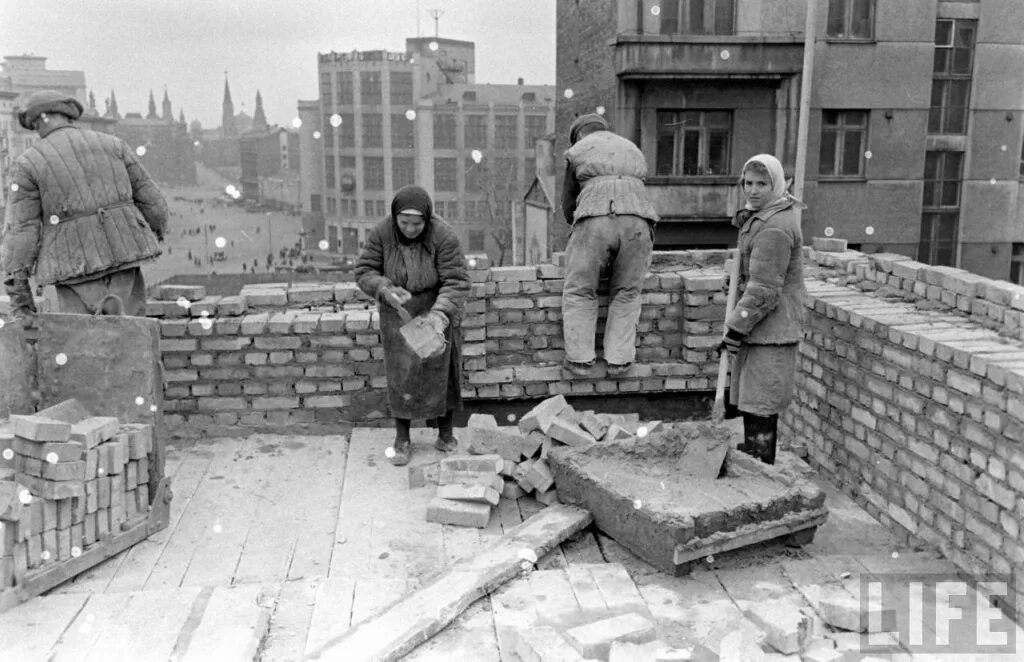 Тяжелое послевоенное время. Восстановление Москвы после войны 1945. Жилищный кризис в СССР после войны. Восстановление СССР после войны. Послевоенные стройки.