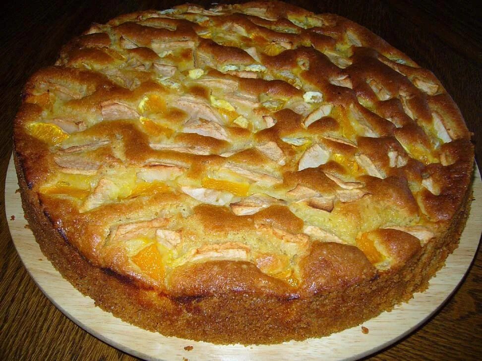 Вкусный пирог словосочетание. Домашний яблочный пирог. Пирог с яблоками домашний. Шарлотка домашняя. Яблочный пирог в духовке.
