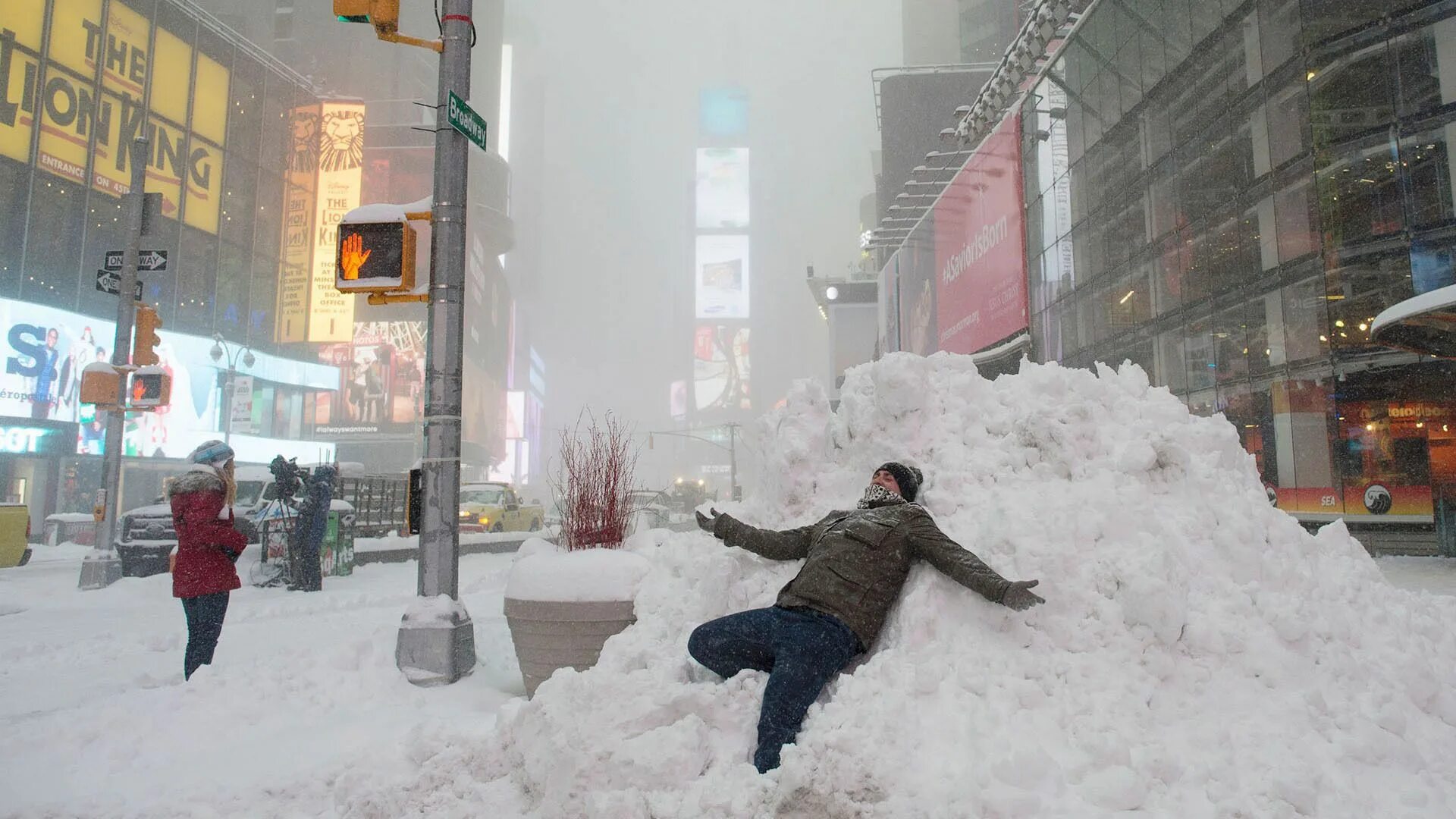 Сколько сегодня снег. Снежная буря в Нью-Йорке. Снег. Снег в Нью-Йорке. Сугробы в Нью Йорке.