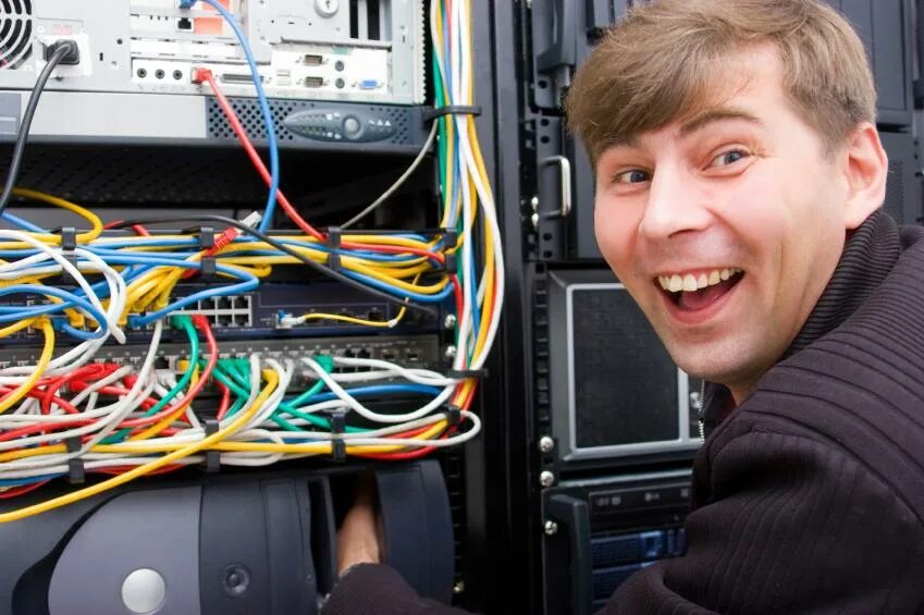 Айти специалист предметы. It специалист. Сетевое и системное администрирование. Парень за компьютером. Предметы на программиста после 11.
