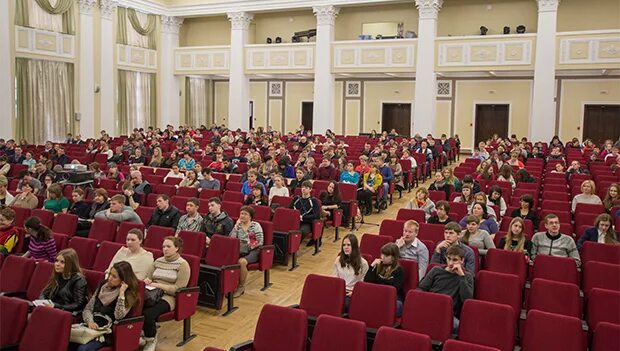 Урфу аудитории. Актовый зал гук урфу. актовый зал урфу мира 19. политех актовый зал. зал главного корпуса урфу.