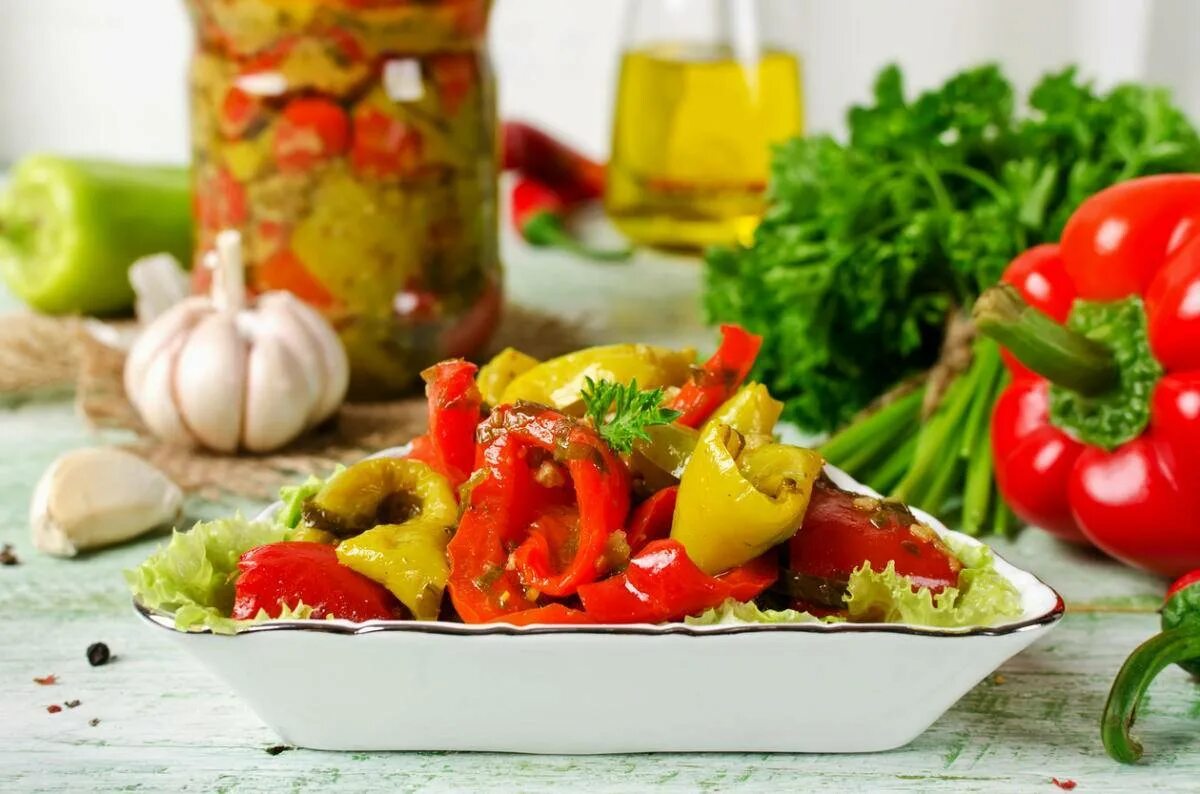 Вкусный рецепт из перца. Овощной салат на зиму. салат из болгарского перца на зиму. маринованные овощи. салат с болгарским перцем.