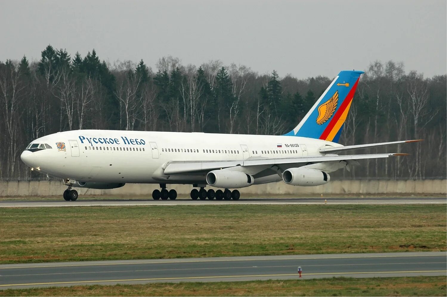 Самолёт ил 86 русское небо. Sky up авиакомпания. Hi sky авиакомпания. Sky express 737-900. Авиакомпания небо.