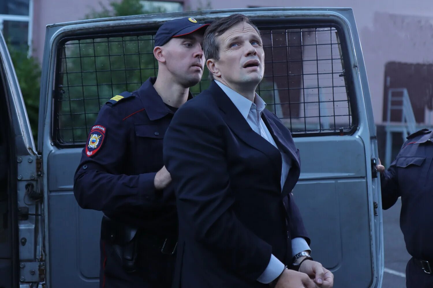 под защитой ютуб. под защитой ютуб. под защитой ютуб. надежность. росгвардеец с ребенком на украине.