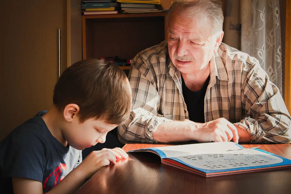 Знания передавались из поколения в. Дед и внук. Старики и дети. Общение Стариков с детьми. Разговор Деда с внуком.