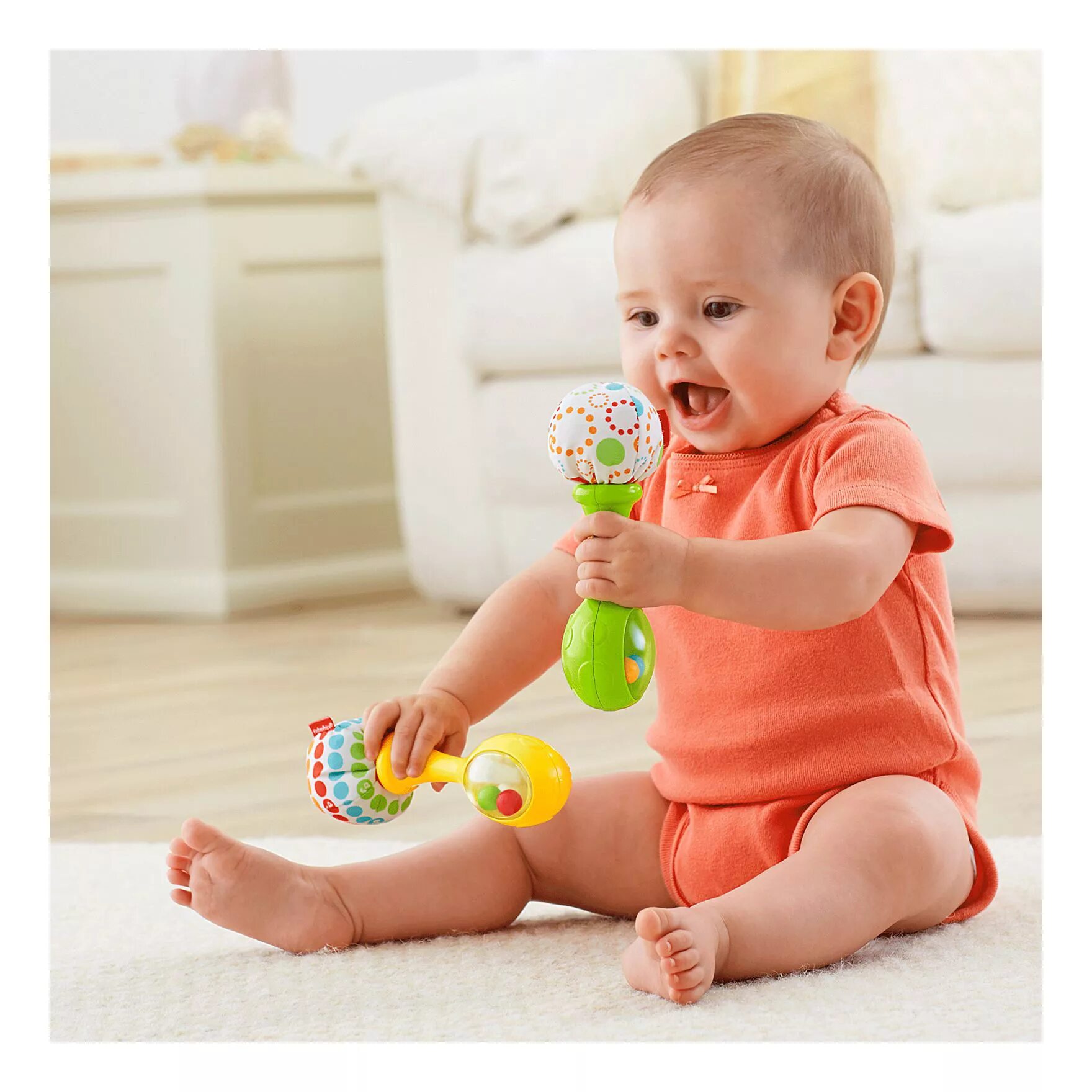 Fisher Price маракасы. Погремушка Fisher-Price. Младенец с погремушкой. Игрушки для малышей 6 месяцев. Сидим месяц дома