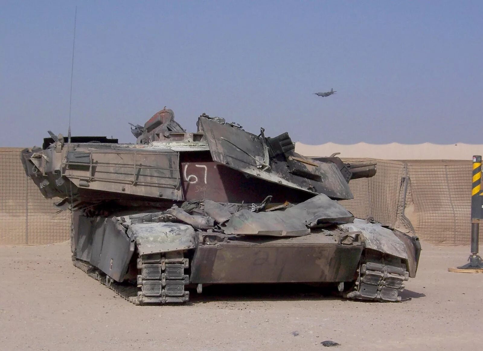 Видео поражения абрамса. M1 Абрамс Iraq. M1 Abrams в Ираке. Броня m1 Abrams.