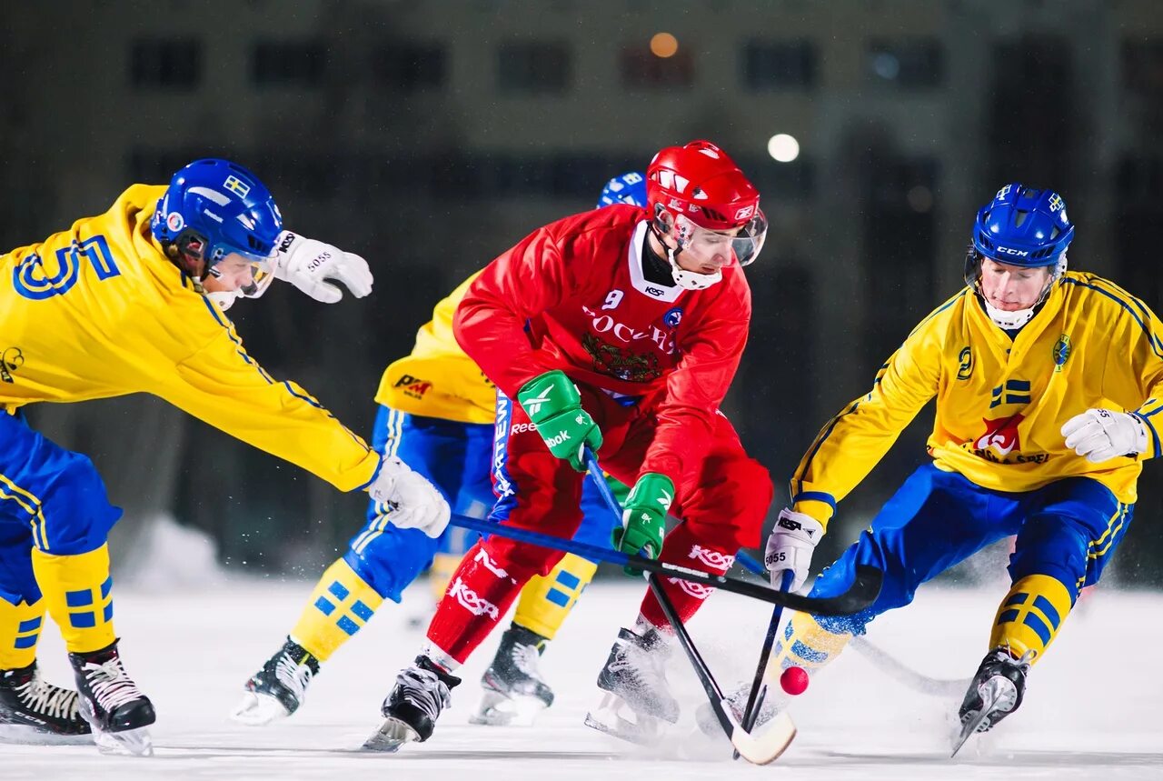 Финал по хоккею с мячом. Bandy хоккей с мячом. БЕНДИ русский хоккей. БЕНДИ игра хоккей. Русский хоккей с мячом.