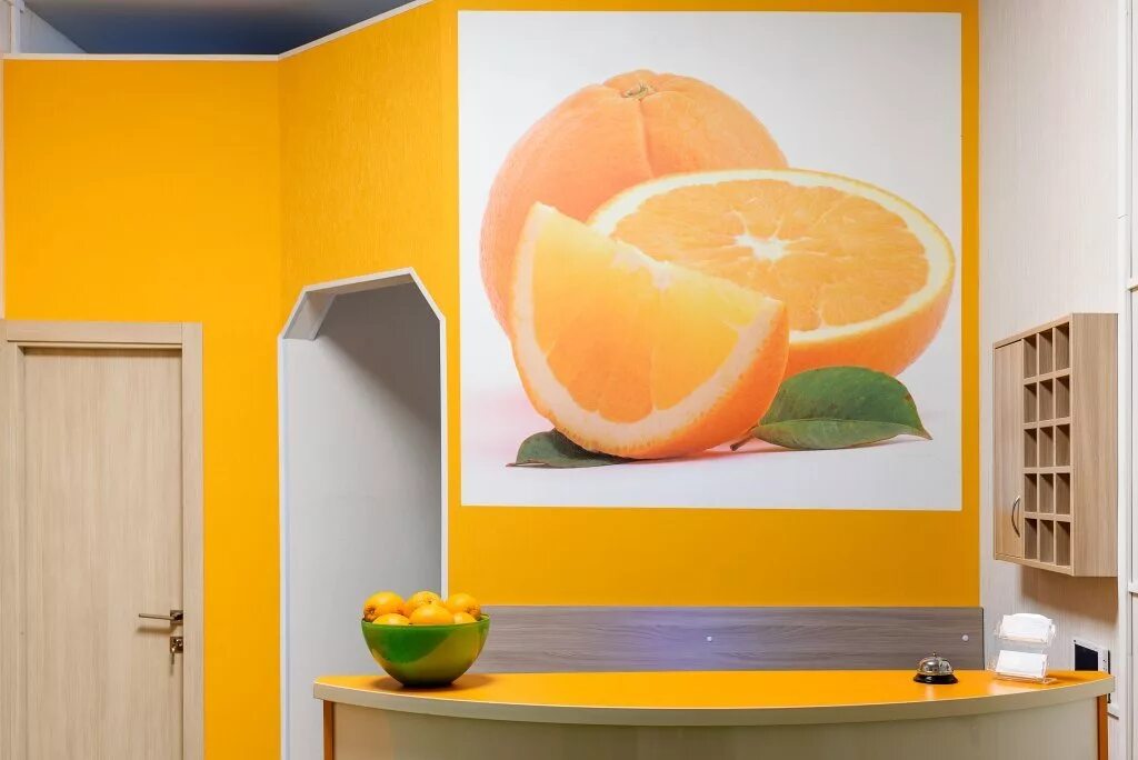 Апельсин комендантский. Апельсин на стене. Апельсины в интерьере. Апельсин в комнате. Обои с апельсинами в комнате.