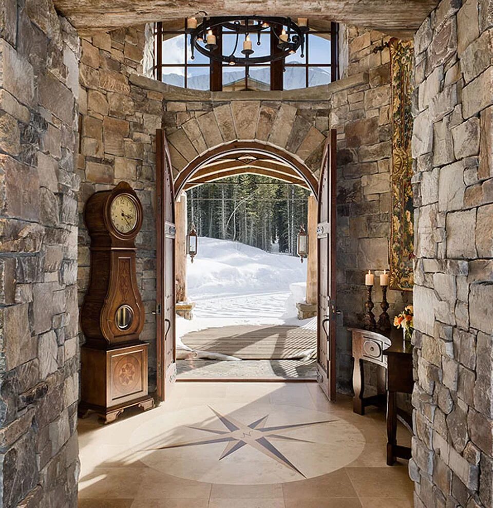 Коридор в старинном стиле. Облицовка замка. Каменные коттеджи в романском стиле. Средневековый каменный дом. Фасады домов из камня.