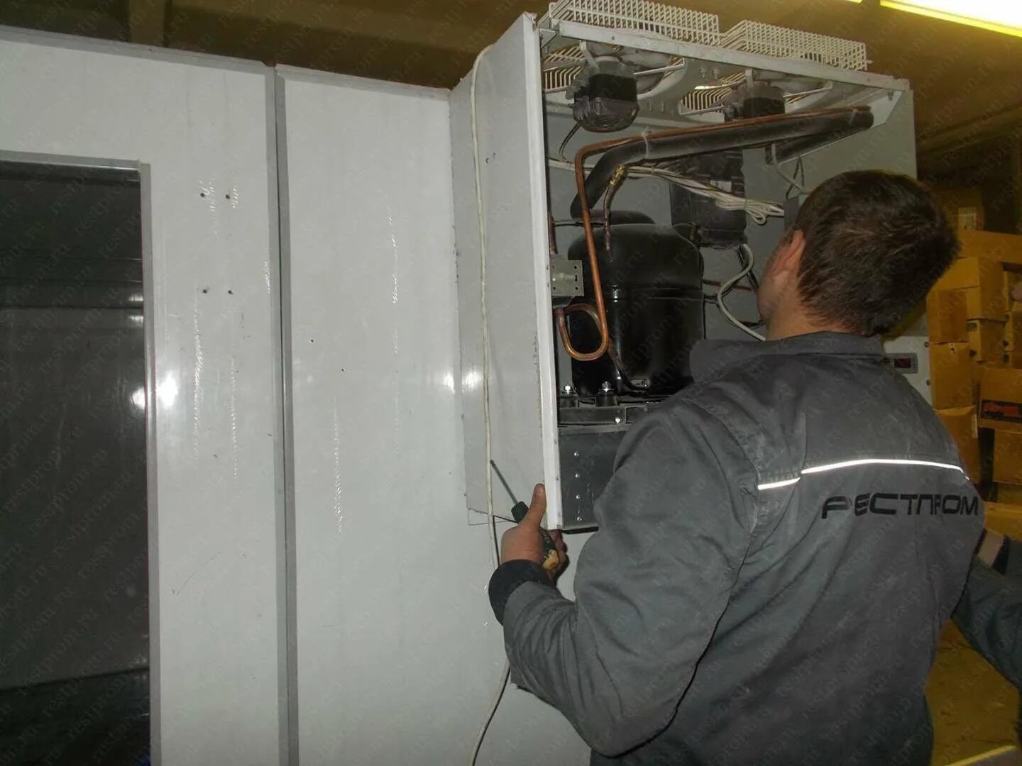 Холодильное обслуживание работа. Чинит холодильник. Обслуживающий холодильных установок. Холодильное обслуживание работа. Ремонтник холодильников.