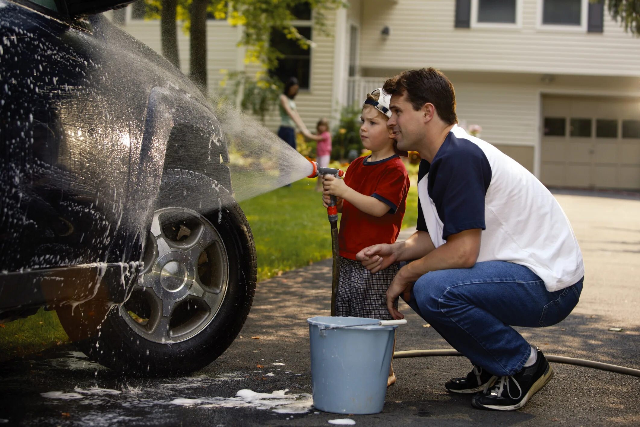Моет машину. Ребенок чинит машину. Дети моют машину. Мальчик моет машину с папой. Папа про машину