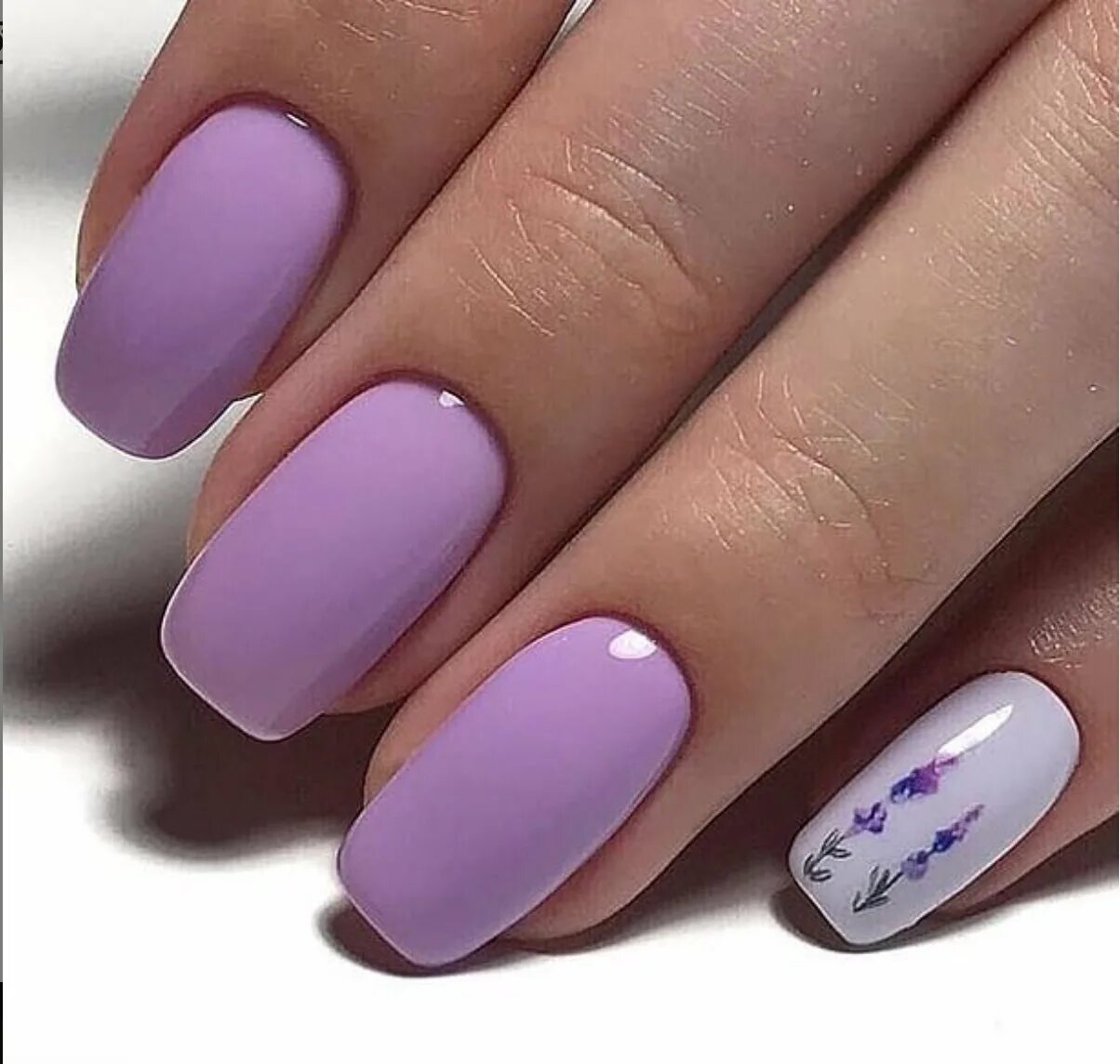Сиреневые короткие ногти дизайн. Фиолетовый маникюр. Маникюр фиолетовый с розовым. Ногти сиренево розовые. Фиолетовые ногти.