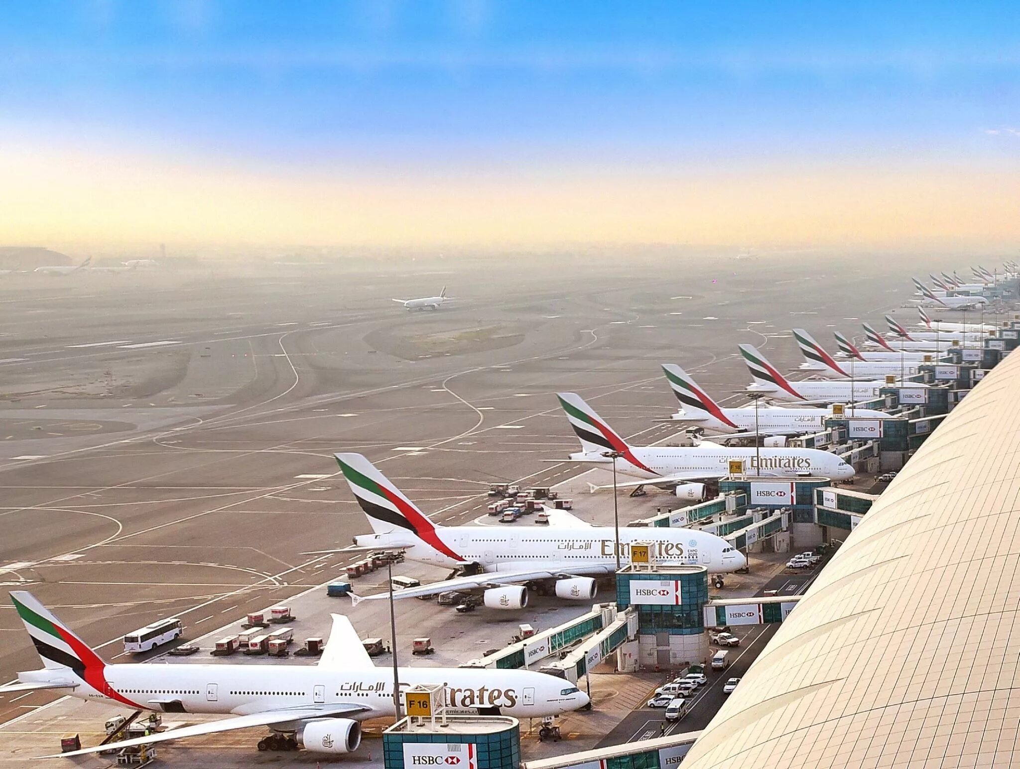 Аэропорт дубай dxb. Аэропорт оаэ абу даби. Самый большой аэропорт в дубае. Emirates airlines авиакомпании оаэ. Самолет дубай.