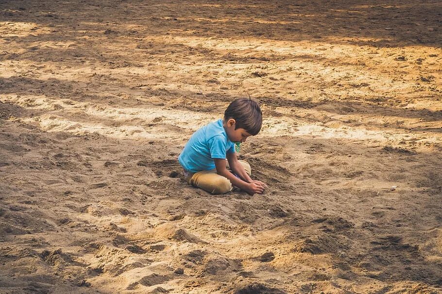 Свободен мальчик. Песок для детей. Малыш в песке. Дети играют в песке. Футбол на песке для детей.