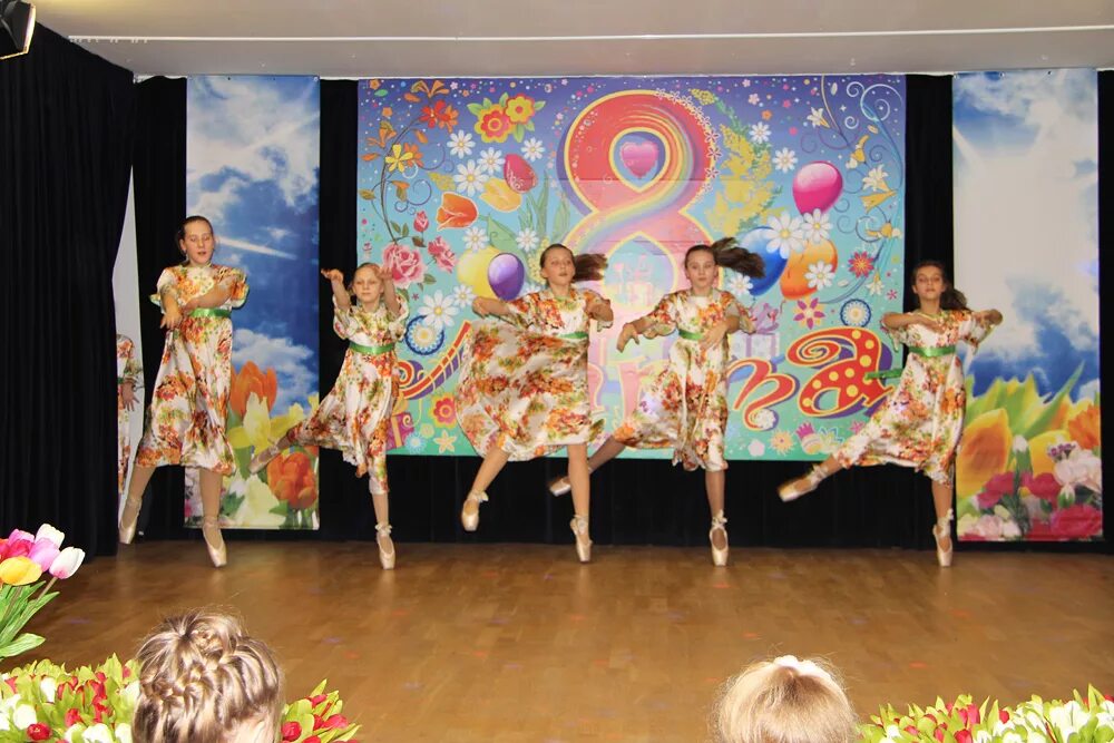 Концерт в школе. Выступление к 8 марту. Выступление детей на сцене. Выступление к 8 марту. Выступление к 8 марту.