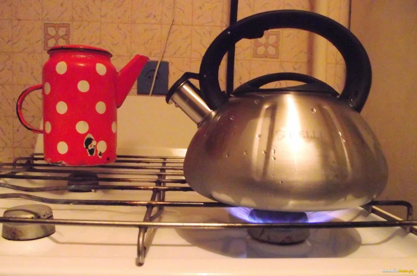 Поставь чайник через 5. Чайник для плит. Чайник для электроплиты. Красивые чайники для газовой плиты. Советский чайник для газовой плиты.