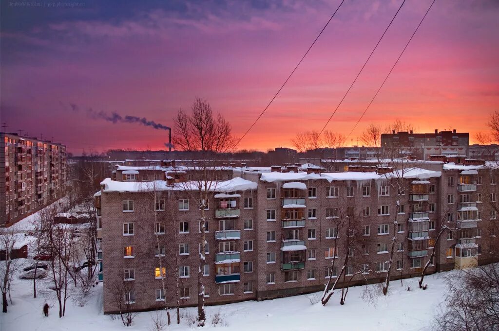 Хрущевка ночью. Старые панельные дома. Хрущевки ночью зимой. Двор хрущевки. Хрущевки зимой.