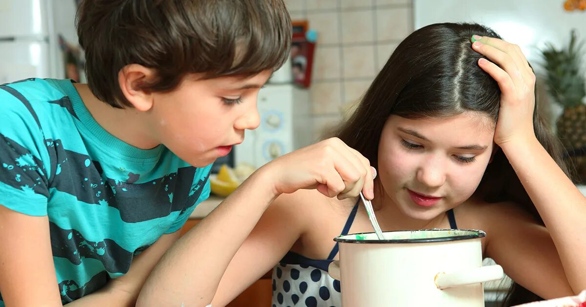 Пока мама на кухне брат. Сестру на кухне. С братом на кухне. У сестричек на кухне. Сводная сестра на кухне.