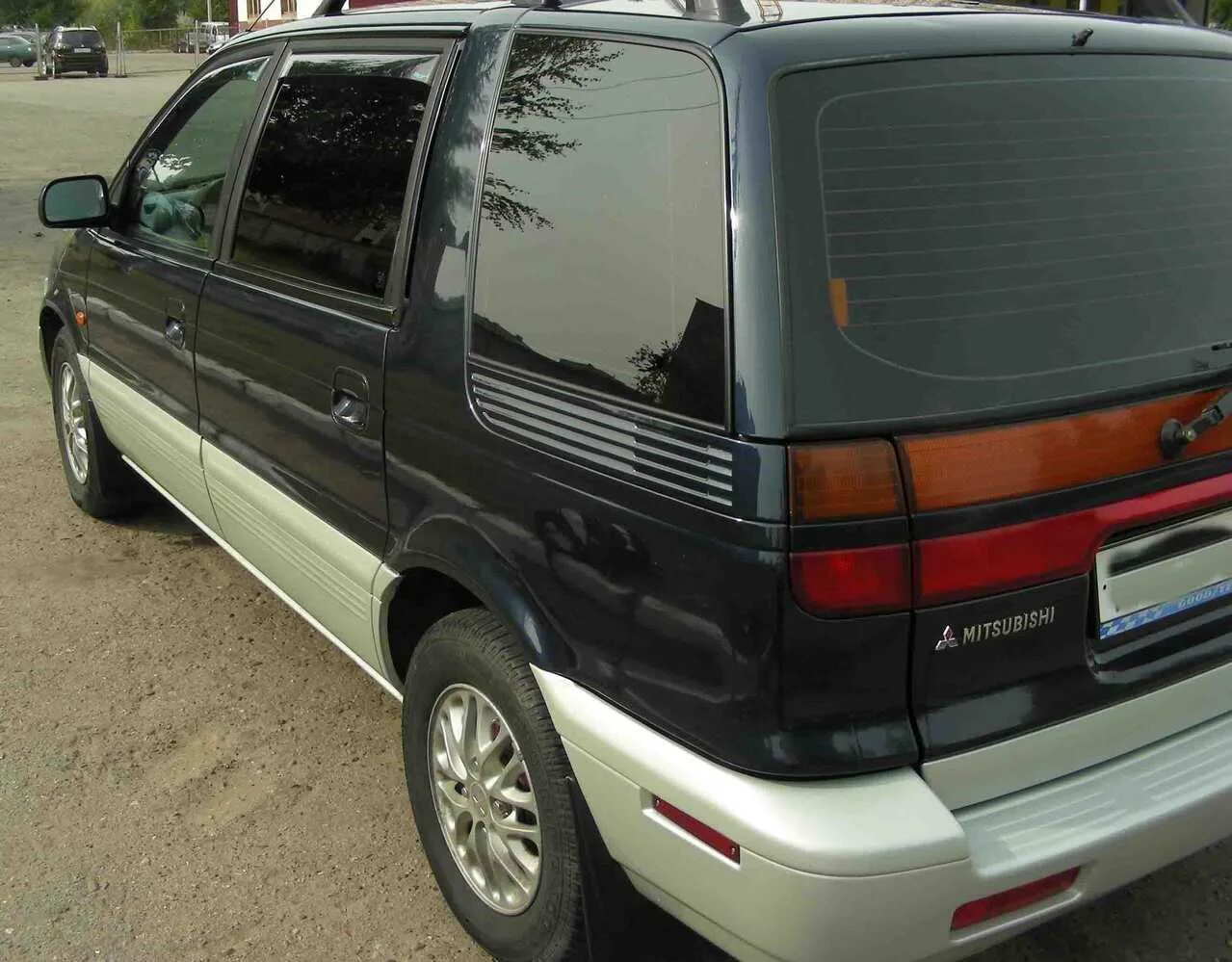 Спейс вагон 1997. Mitsubishi Space Wagon 1997. Мицубиси Шариот 1997. Митсубиши Спейс вагон 1997.