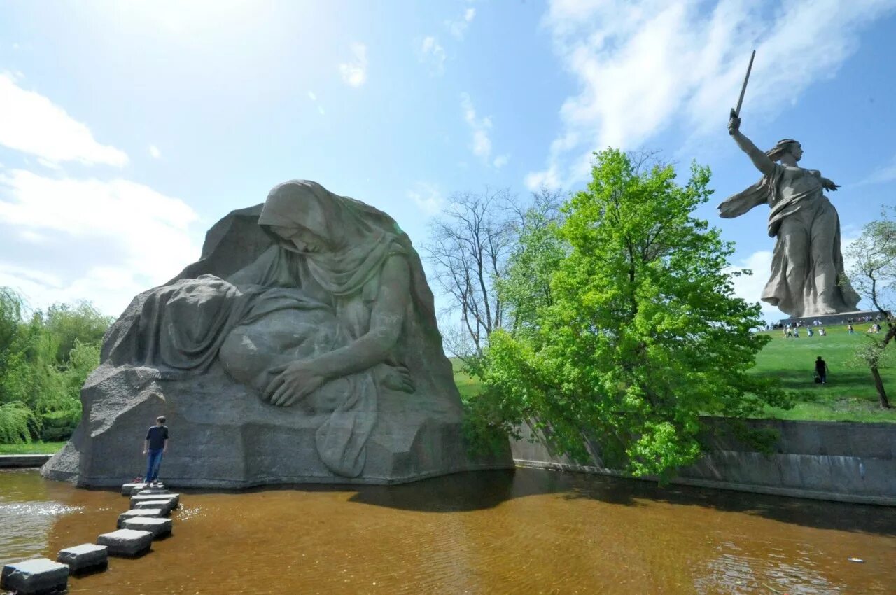 Озера скорби 2. Площадь скорби на Мамаевом Кургане. Мамаев Курган Волгоград озеро слез. Мамаев Курган Волгоград Скорбящая мать. Мамаев Курган озеро скорби.