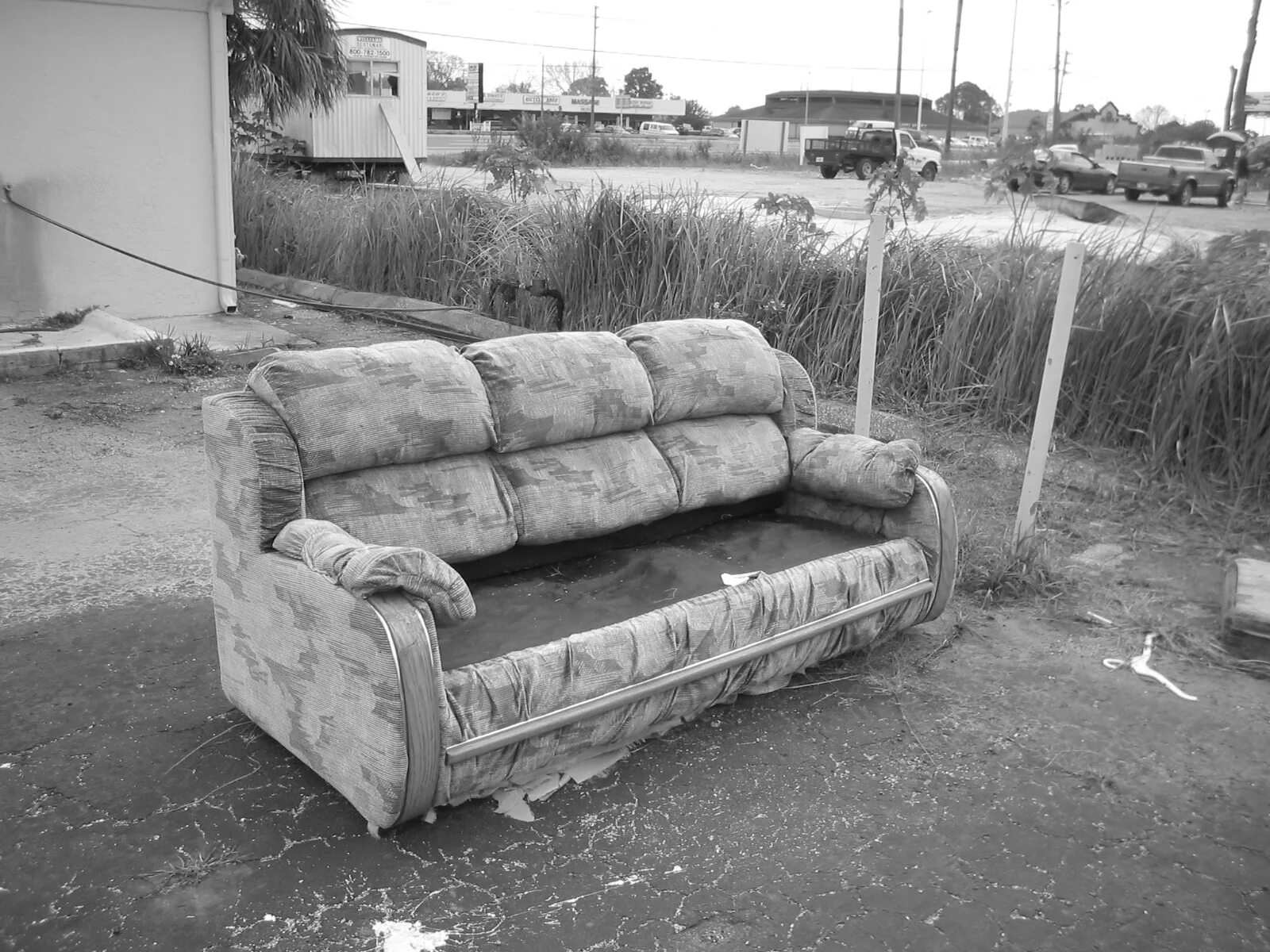 Вывоз старой мебели. Вывоз старого дивана из квартиры. Старый диван на свалке. Картинки вывоз старой мебели газель. Старые диваны без покрытия вывоз в южноуральске.