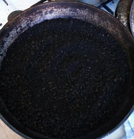 Четверговая соль с ржаной мукой. Четверговая соль с мукой на сковороде. Магическая четверговая соль. Четверговая соль с мукой на сковороде. Четверговая соль цвет.
