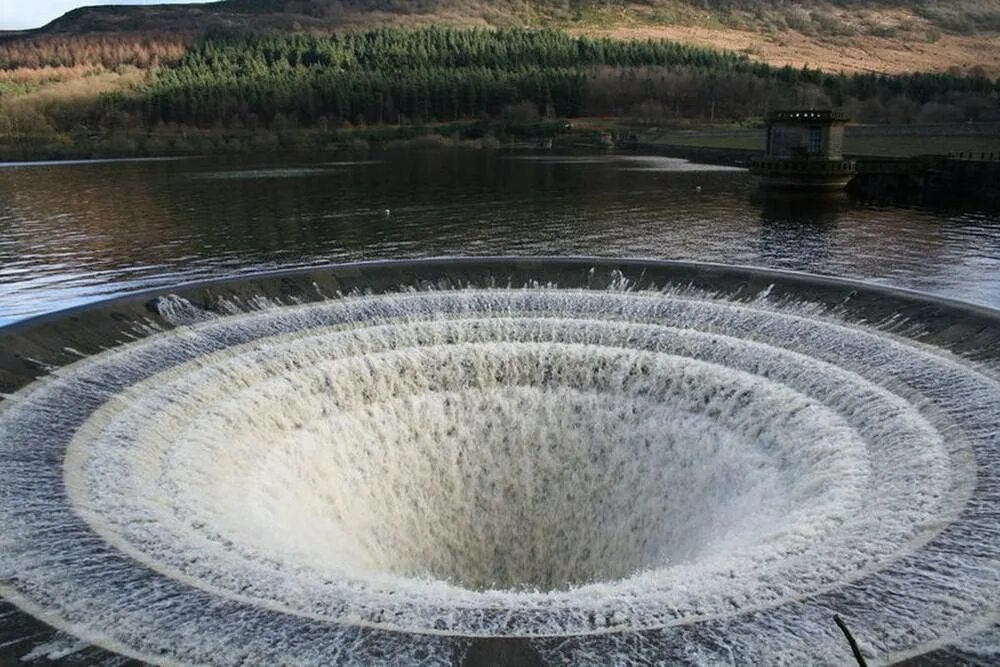 Самое маленькое озеро в америке. Водохранилище Ледибауэр. Водохранилище Ледибауэр, Англия. Водохранилище Ледибауэр Дербишир Англия. Ледибауэр водохранилище воронка.