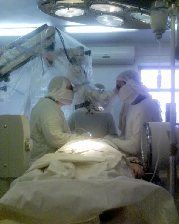 Телефон областной нейрохирургии. Операционная 21 больница. Международный центр нейрохирургии Киев. Нейрохирургия картинки.