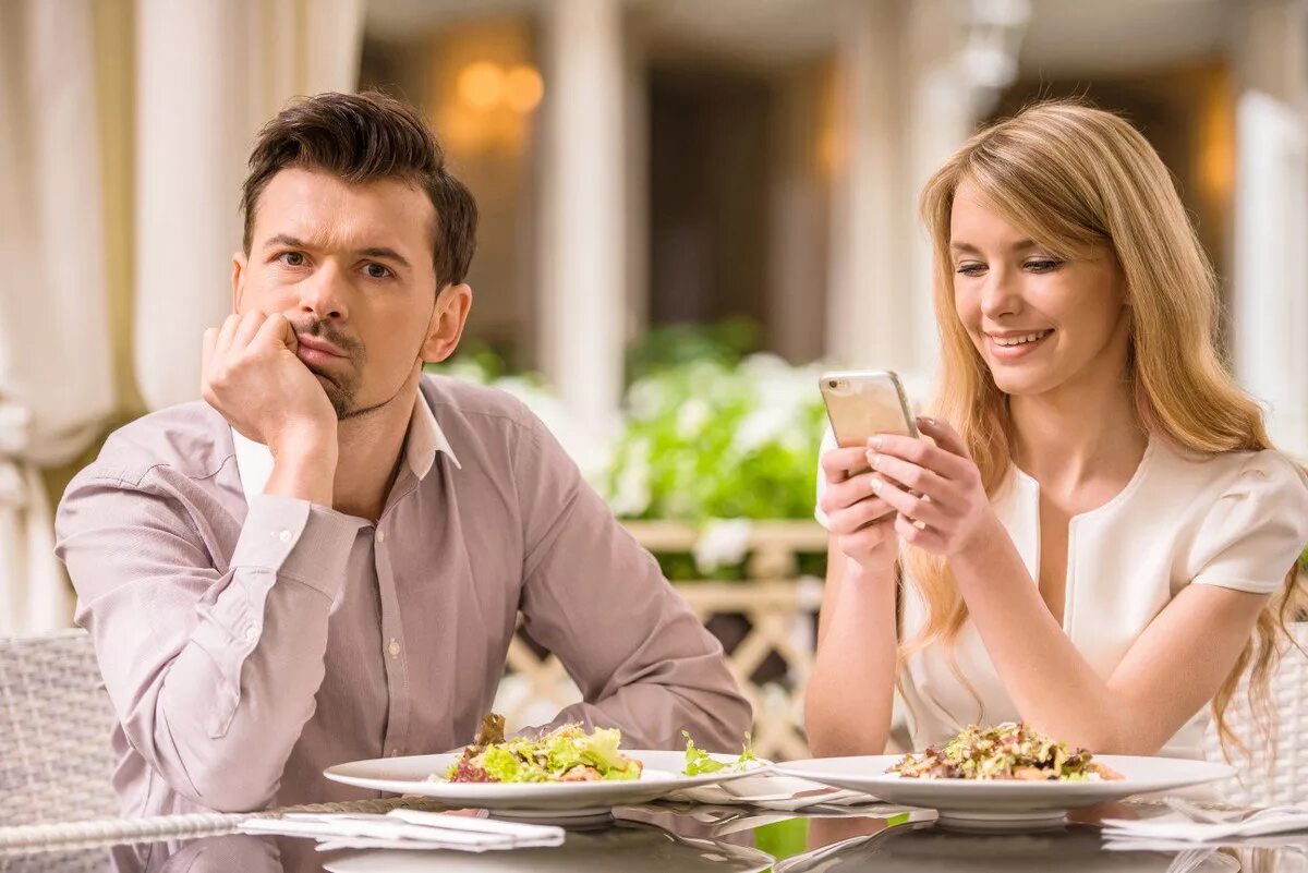 Мужчина и женщина в кафе. Мужчина и женщина за столом. Мужчина и женщина сидят за столом. Мужчина и женщина обедают в кафе.