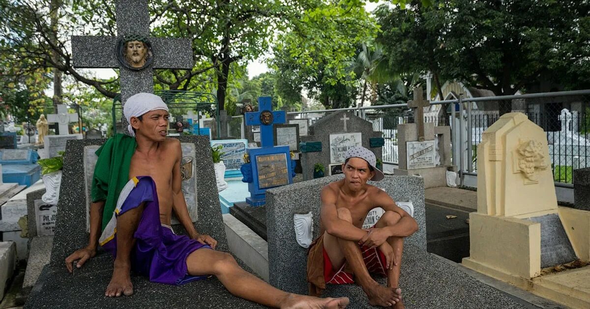 Жизнь на кладбище купить. Загорает на кладбище. Кладбище в Тайланде. Тайское кладбище.