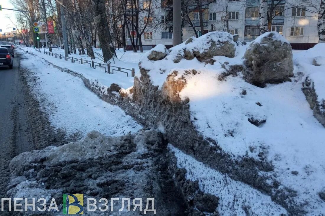 Бутырка на дороге грязный снег. Грязные огромные сугробы. Грязный снег. Снег с грязью. Грязный сугроб.