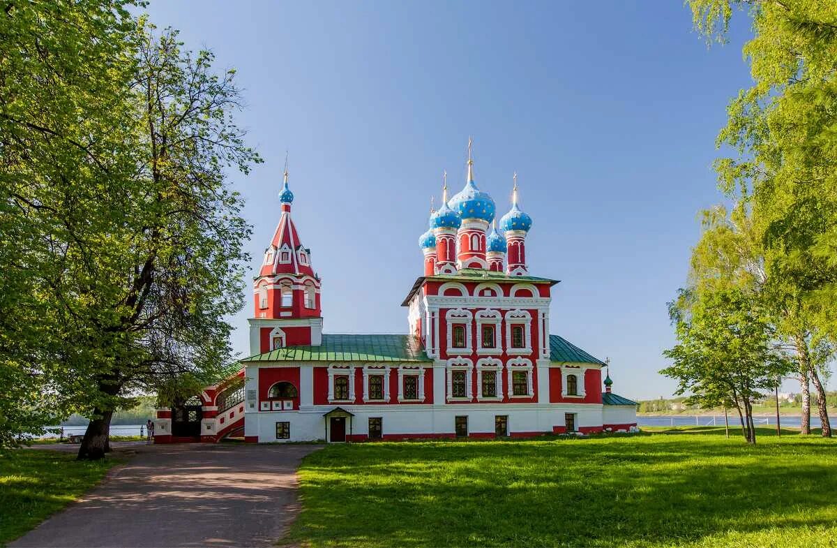 Углич фото города достопримечательности. Угличский Кремль Углич. Церковь Димитрия в Угличе. Угличского Кремля Церковь Димитрия-царевича. Церковь Димитрия на крови Углич.