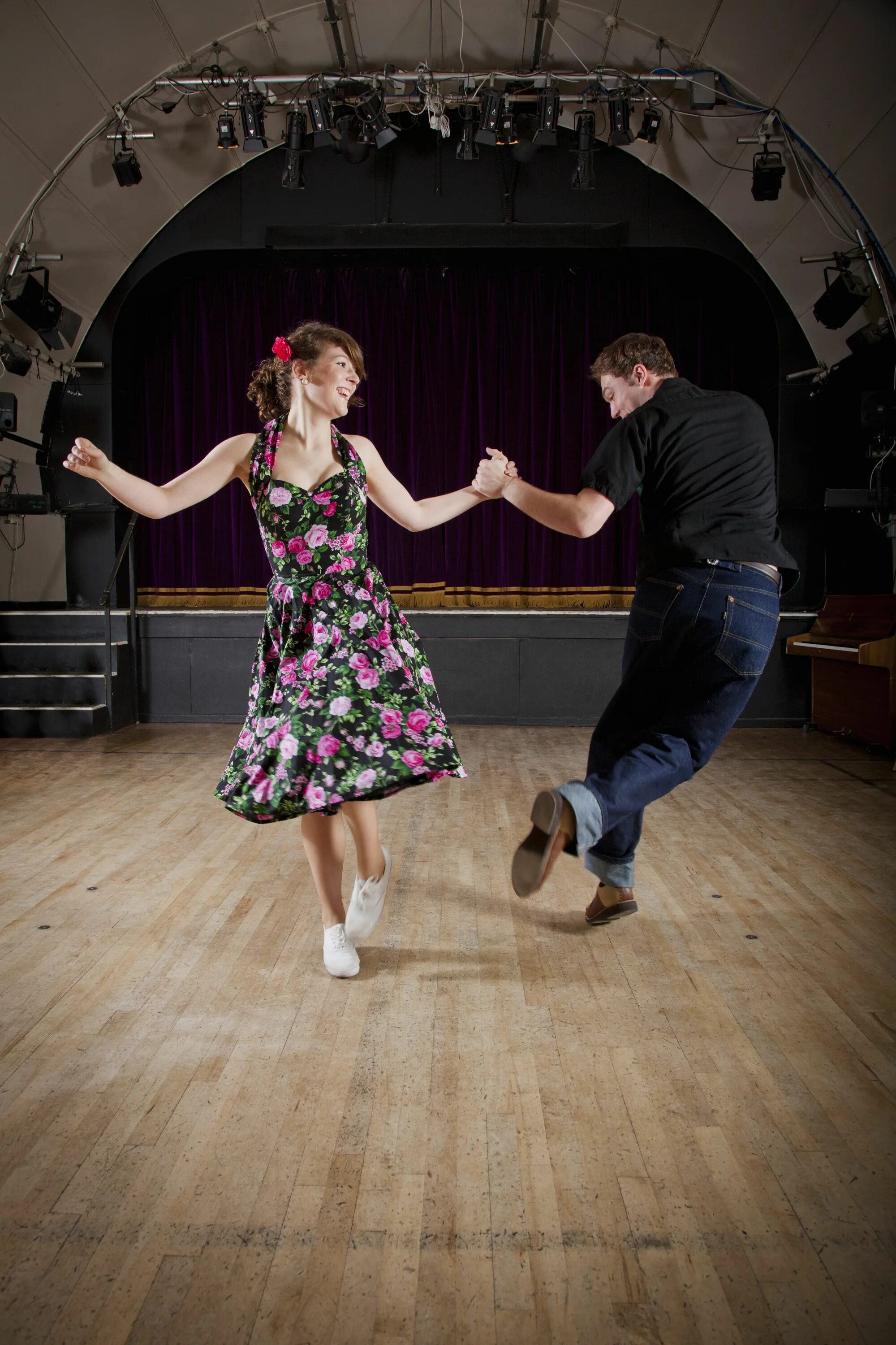 Линди хоп свинг. Линди танец. Танец линди-хоп (lindy hop). Свинг линди. Свинг, буги, линди.