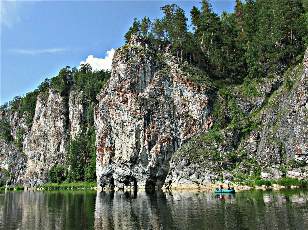 Камень мултык река чусовая. Чусовая места. Уральские горы пермский край чусовая. Река чусовая урал. Пермь чусовая скалы.