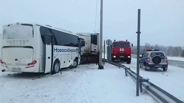 Рейсовый автобус новосибирск. ДТП С автобусом в Новосибирской области. Авария с автобусом Кемерово Новосибирск. ДТП на трассе Новосибирск Кемерово с автобусом. Авария с автобусом трасса Новосибирск.