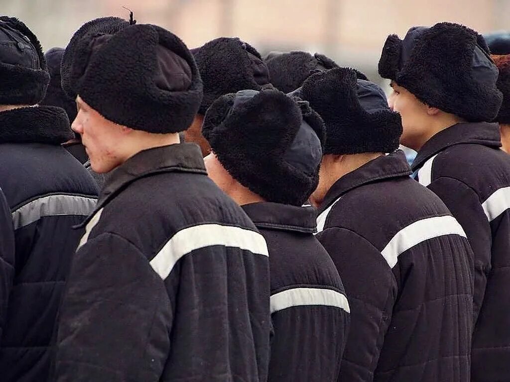 Высшее в колонии. Ик-2 челябинск. осужденные. шапки заключенных. заключенные в колонии.