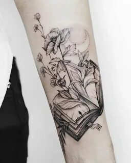 Татуировка девушка с книгами