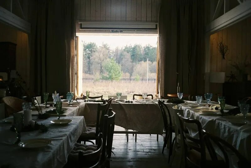 Едва знакомы пространство. "a ghost story" (2017) dir. Эйдан гиллен пять поросят. Стол для романтического ужина. Едва знакомы пространство.