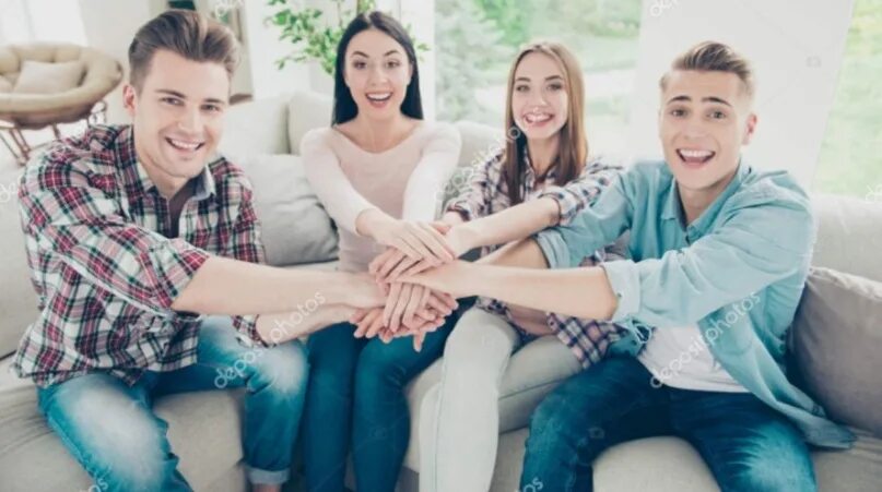 Парень и две девушки в белых. 2 парня 2 девушки компания. две девушки и два парня компания. компания из 4 человек 2 девушки 2 парня. бизнес вумы два пацана две девочки.