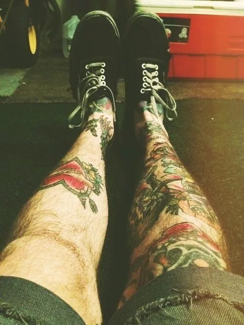 12 часов на ногах. Татуировки для парней на ноге. Забитые ноги у мужчин. Забитые ноги стопы. Кэжуал тату на ноге.