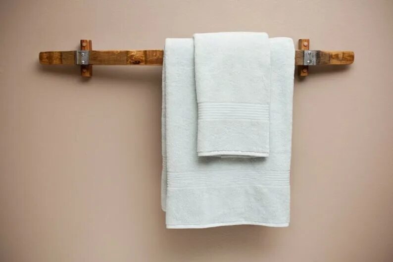 Кран полотенце. Вешалка для полотенец. Полотенце висит. Полотенцедержатели для ванной комнаты. Полотенце на стене.
