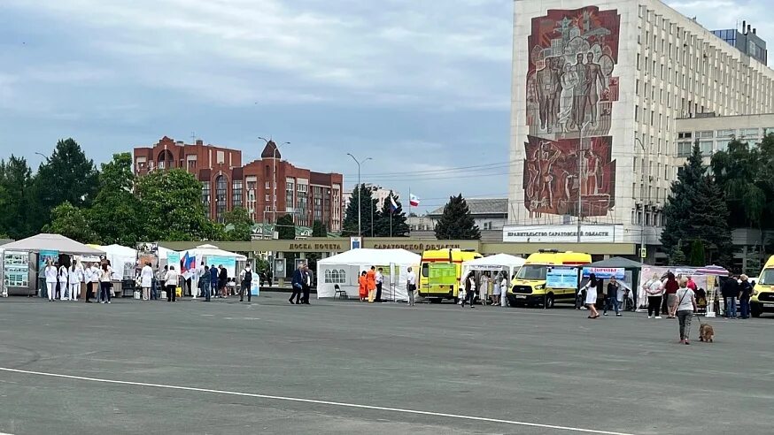 24 мая саратов. Театральная площадь Саратов. Центральная площадь Саратова. Театральная площадь Саратов веб камера. Театральная площадь 2.