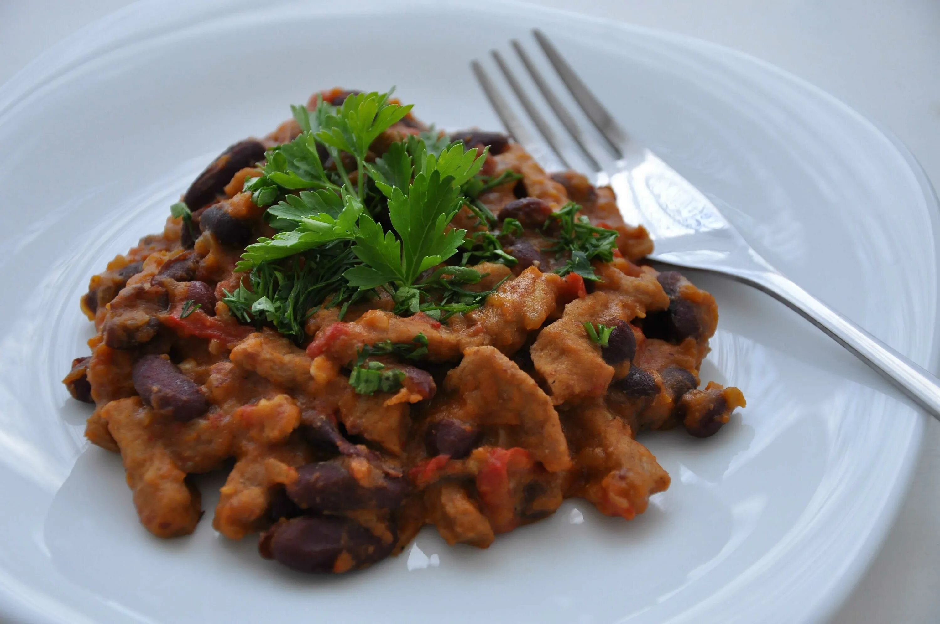 Фасоль со свининой. Лобио с красной фасолью. Фасоль с мясом тушеная. Лобио ингредиенты. Лобио по мегрельски.