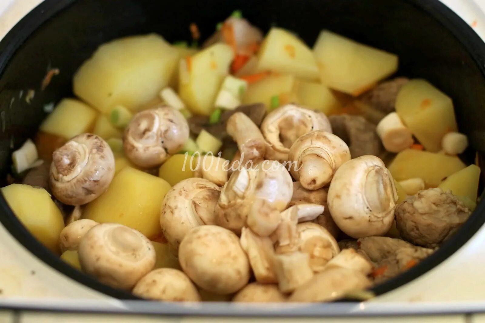 Замороженные грибы с картошкой и луком. Картошка с шампиньонами. Картошка тушеная с шампиньонами в мультиварке. Картофель с шампиньонами в мультиварке. Шампиньоны с картошкой в казане.