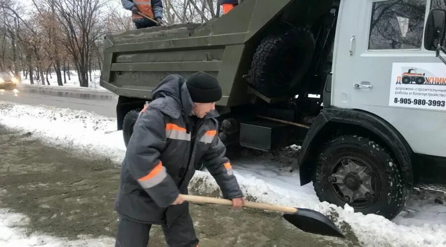 Сайт бийского рабочего. Дорожник Бийск. Бийский рабочий. Дорожник Бийск техника. Дорожники рассыпают пескосоляную смесь Ступино.