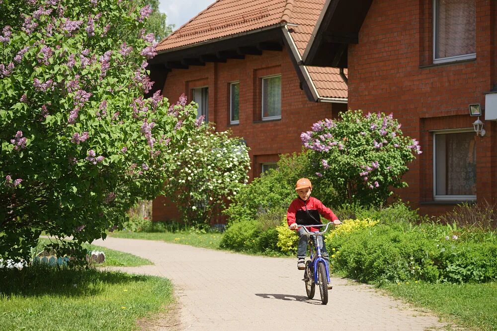 Baby village. Деревня SOS Томилино. Детская деревня сос Томилино. Детская деревня в Томилино. Детские деревни SOS.