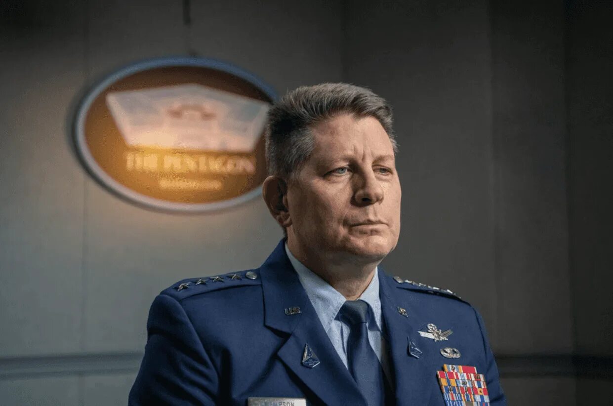 Дэвид томсон канада. Барон томпсон дэвид. Глава космических сил. Дэвид томпсон миллиардер. Томпсон.